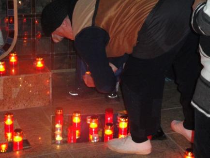 Părinţii de îngeraşi dispăruţi prematur au aprins lumânări în memoria micuţilor lor (FOTO)